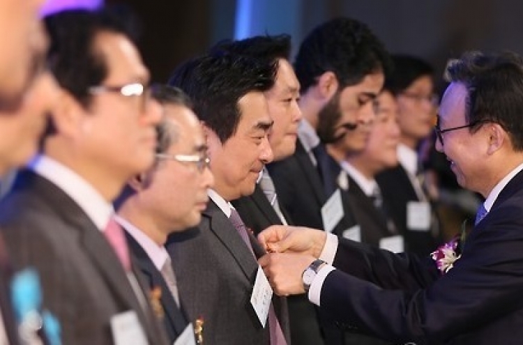 Over 26,000 South Koreans decorated in 2015