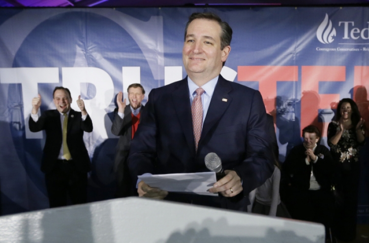 Cruz upsets Trump in Iowa, Clinton escapes with narrow win