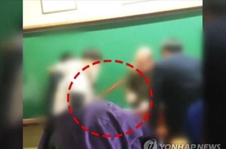 '빗자루 폭행' 학생 교육적 징계 "학교서 끌어안겠다"