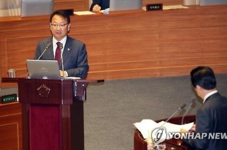 유일호 "유류세 인하·유가환급금 재도입 적절치 않아"(종합)