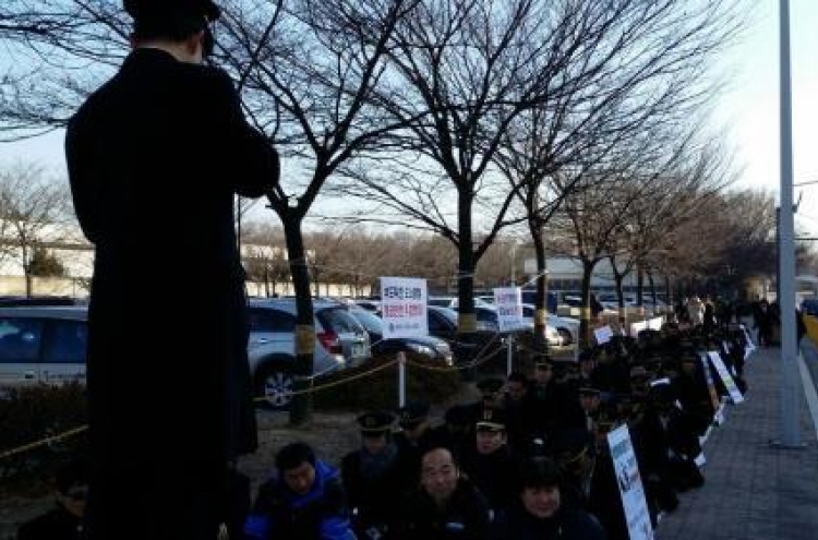 Unionized pilots of Korean Air vote for strike