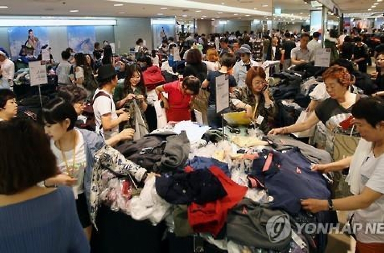 Korean household spending dips to record low in 2015