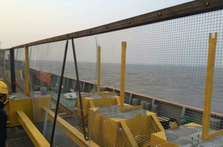 Salvage team to fence off sunken Sewol ferry