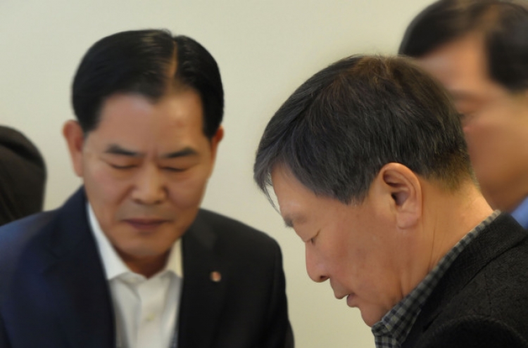 [Photo News] Chairman tries out LG G5