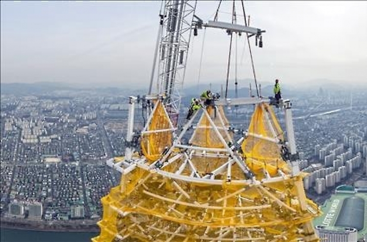 롯데월드타워 555ｍ 완성됐다…최상층부 첨탑 완성