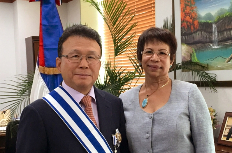 Dominica honors ex-Korean ambassador