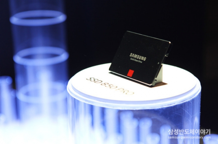 Samsung expands presence in chips, loses ground in handsets