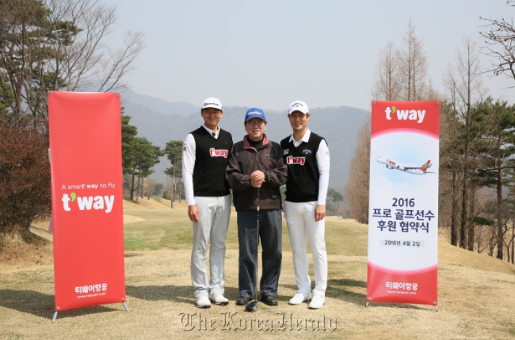 티웨이항공, 프로 골퍼 김대현, 이성호 후원 협약식 열어