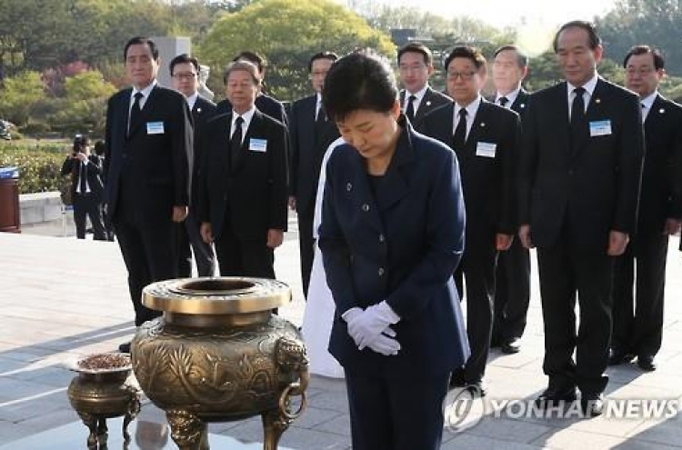 朴대통령, 4·19 묘지 참배…총선후 첫 외부일정