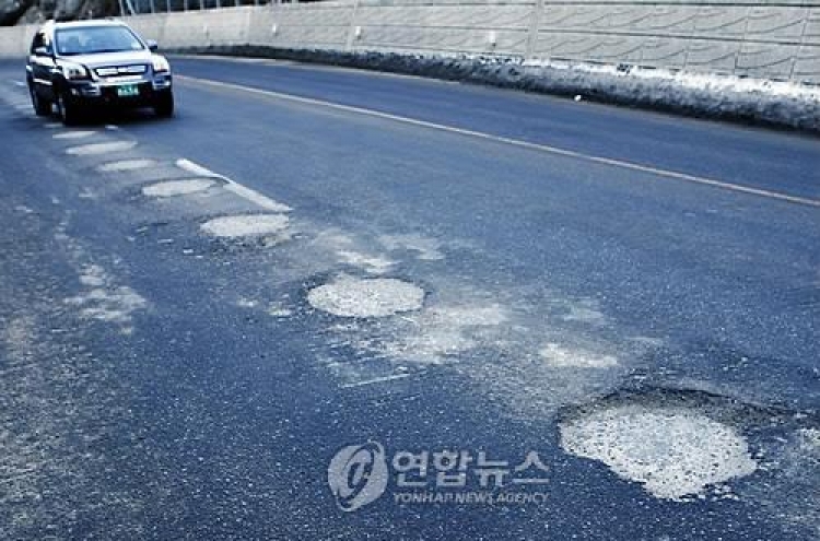 움푹 패고 S자로 휘고…전국 도로 무섭다