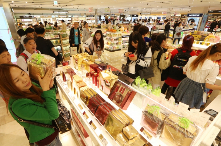 [Photo News] Chinese holiday shoppers flock to Korean duty-free stores