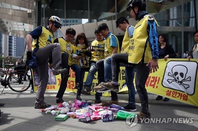 "불매운동 번지는데"…마트 3사는 오히려 '옥시 판촉행사'