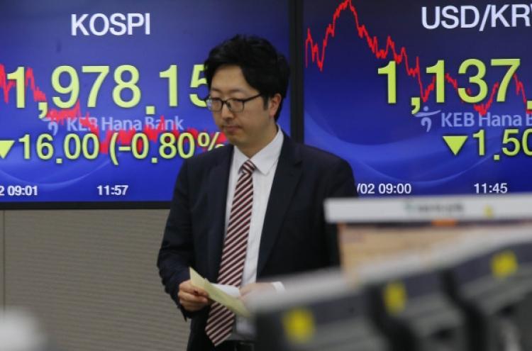 Seoul shares down 0.8% ahead of key data release