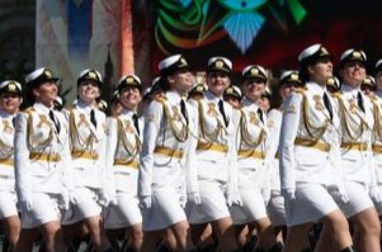 러시아 女軍 ‘미니스커트 부대’ 논란