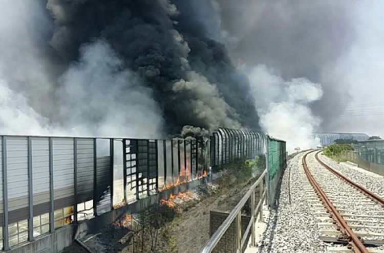 Gyeongbu Expressway blocked for 2 hours amid fire from diesel truck crash