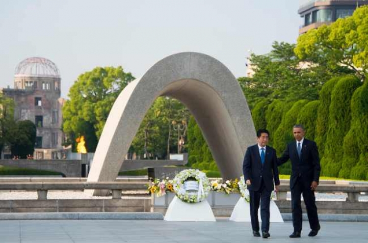 Obama pays tribute at Hiroshima nuclear memorial