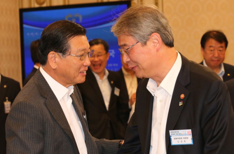 [Photo News] Tycoon and top regulator