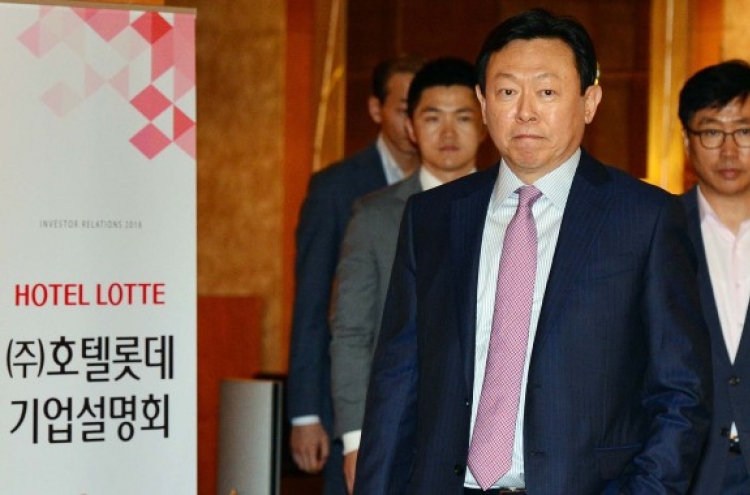 [DECODED: LOTTE] Koreans turn shoulder on Lotte amid drama