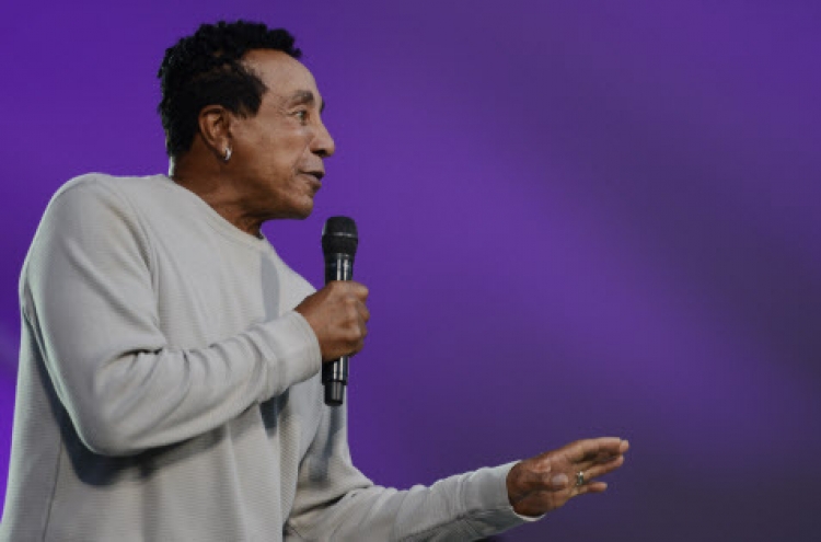 Smokey Robinson honored with national pop music prize