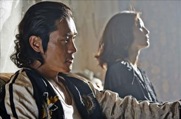 Lee Byung-hun collects Star Asia Award at New York film fest