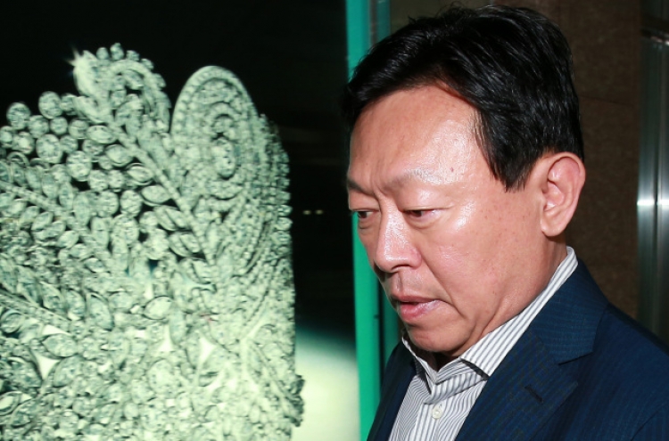 Lotte chairman keeps close eye on sister's arrest