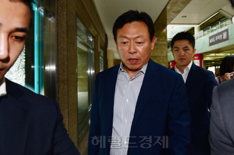 Ex-Lotte Chemical exec indicted on alleged tax evasion