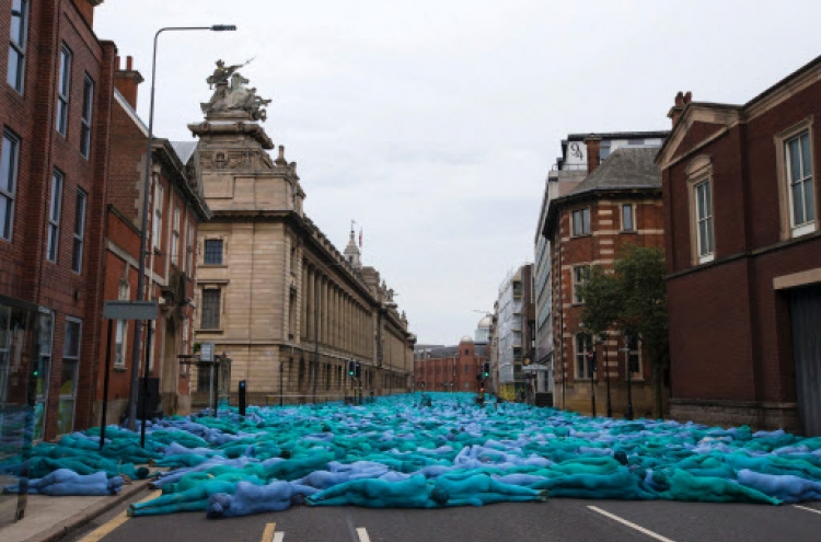 Thousands strip and paint themselves blue for U.K. art event