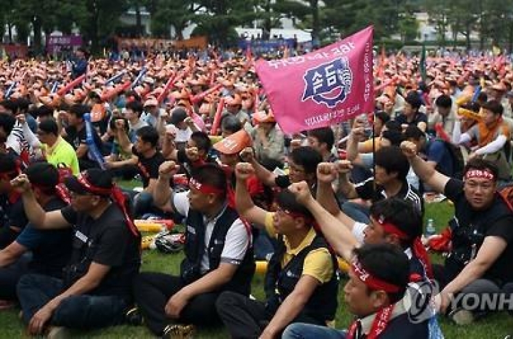 Hyundai Motor's labor unionists approve strike