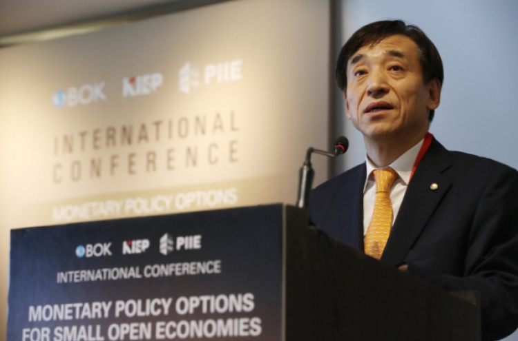 BOK chief warns of fallout from monetary expansion