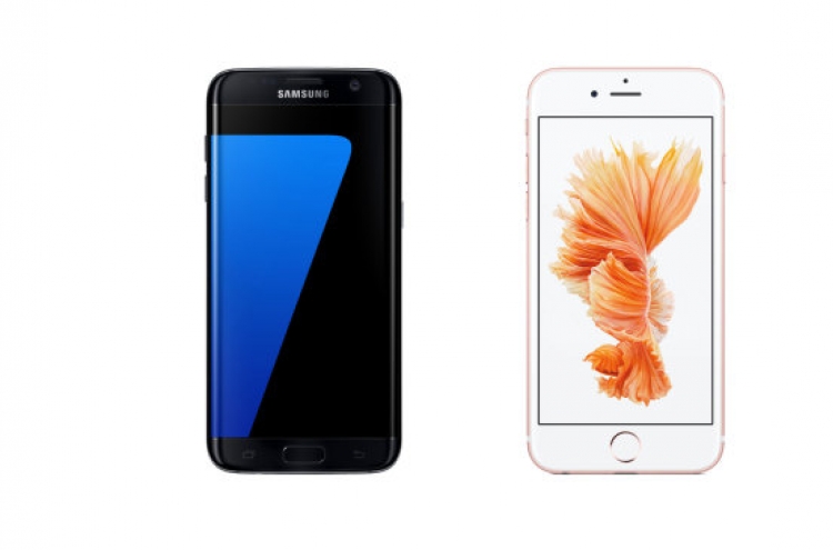 Samsung far outpaces Apple in smartphone shipments