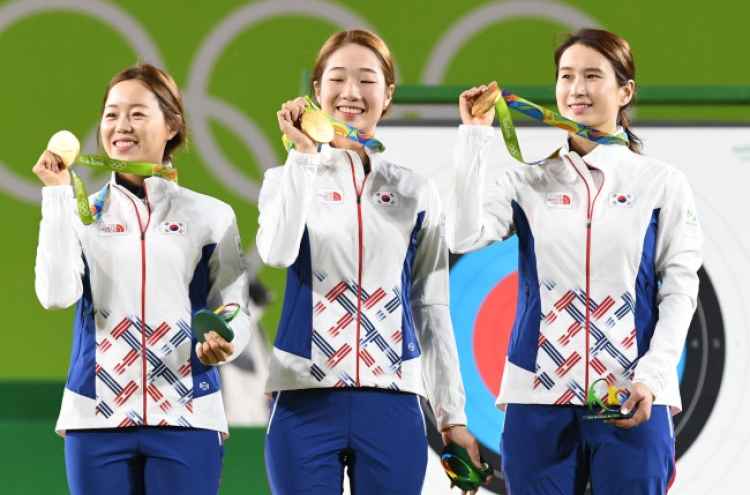 Park congratulates South Korean women’s archery team on winning gold medal