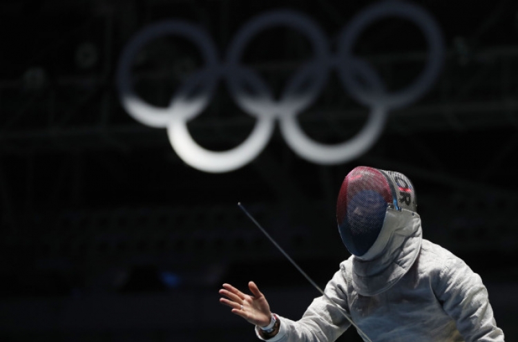 Defending Olympic fencing champ upset in 3rd round