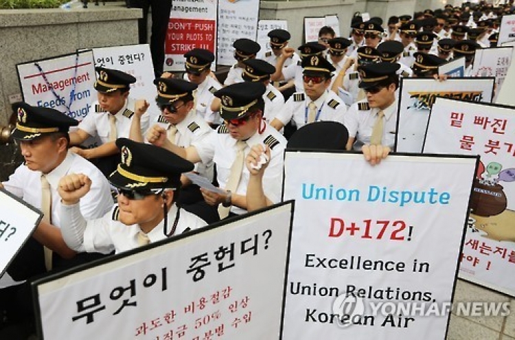 Unionized pilots of Korean Air urge tax probe into management