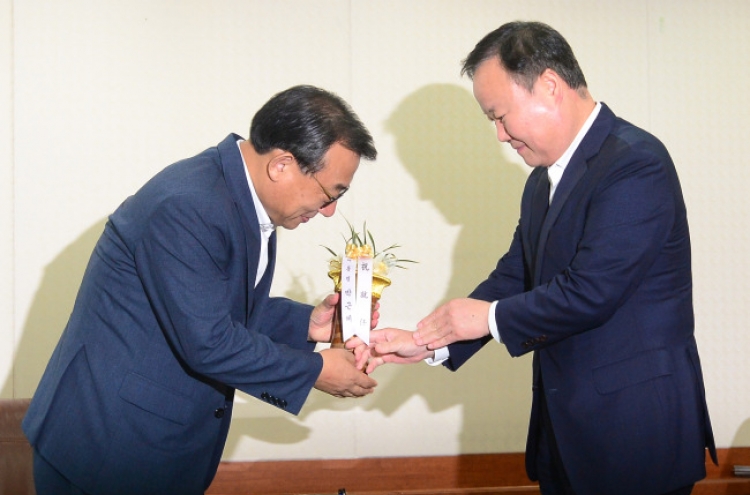 New Saenuri leader pledges support for Park