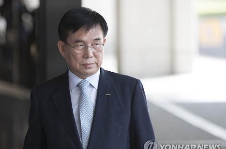 Lotte Chemical chief summoned over tax corruption