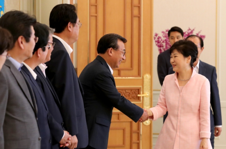 Park hosts luncheon with new Saenuri Party leadership