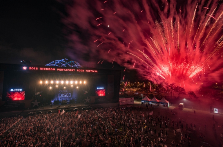 [Herald Review] Weezer, Panic! at the Disco electrify Pentaport Rock Fest