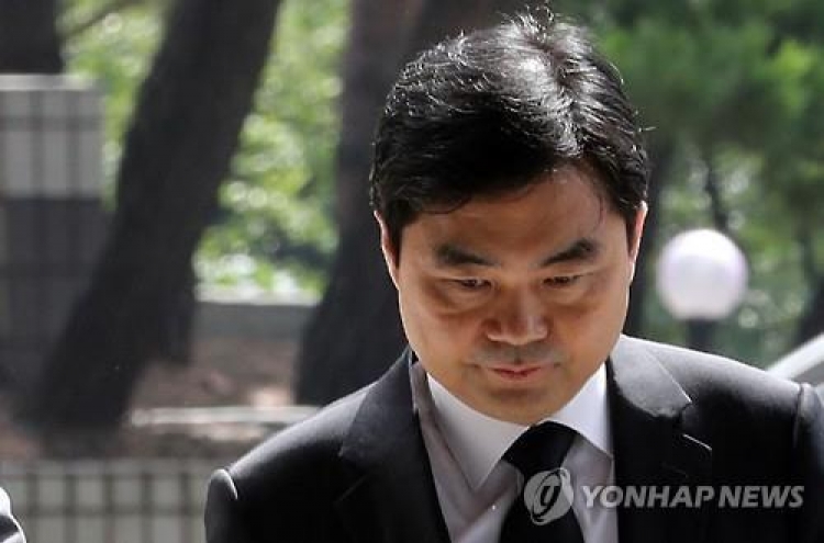 Gov't fires senior prosecutor over bribery scandal