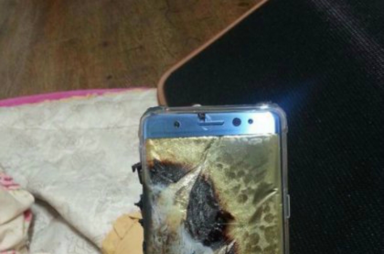 Samsung Galaxy Note 7 explodes while charging, woman claims