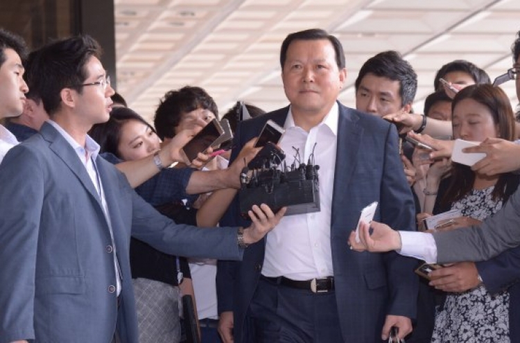 Shin Dong-bin’s closest aide grilled in Lotte probe