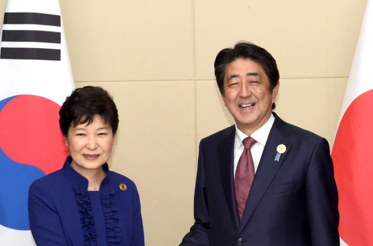 Park, Abe hold summit over NK provocations, bilateral issues