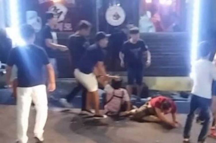 8 Chinese tourists arrested for assaulting Korean restaurant owner