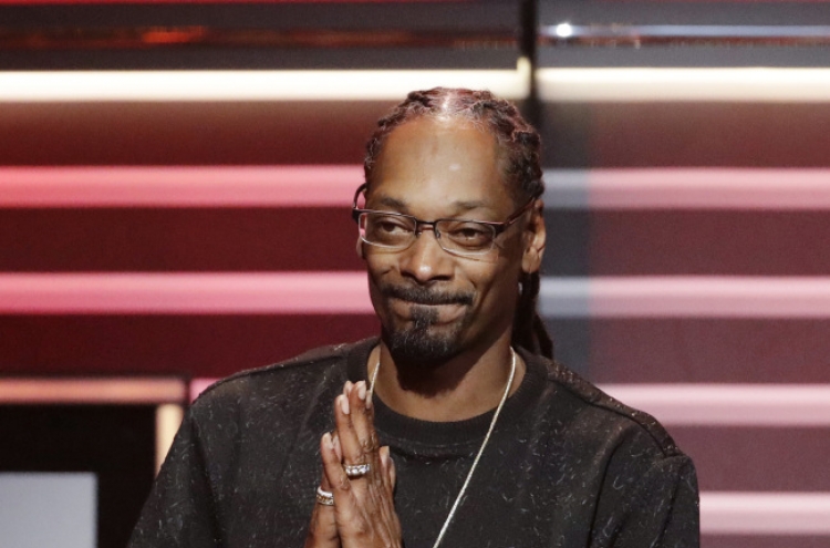 Snoop Dogg honored in politically charged BET Hip-Hop Awards