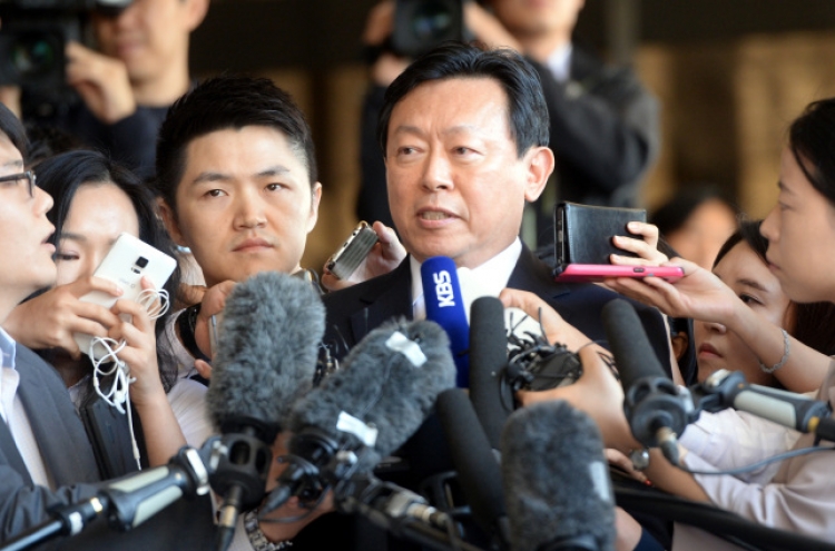 [LOTTE CRISIS] Lotte Group Chairman Shin Dong-bin appears at prosecutors’ office