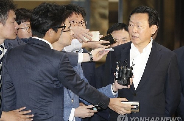 Prosecution remains undecided on detaining Lotte chief