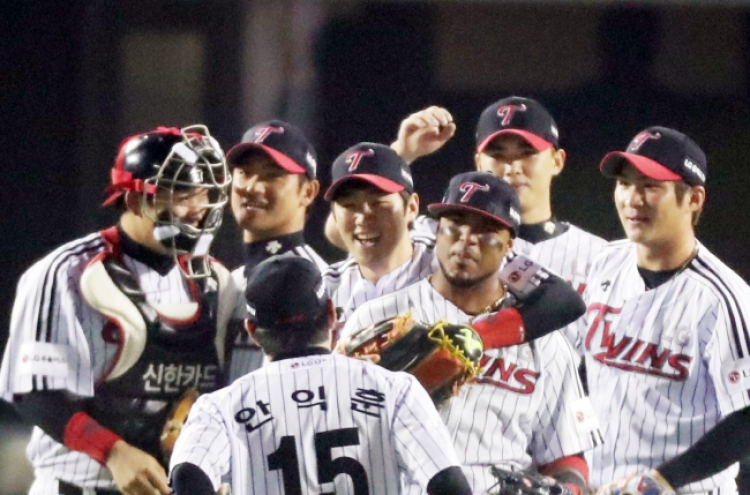 LG Twins advance to 2nd round in baseball postseason