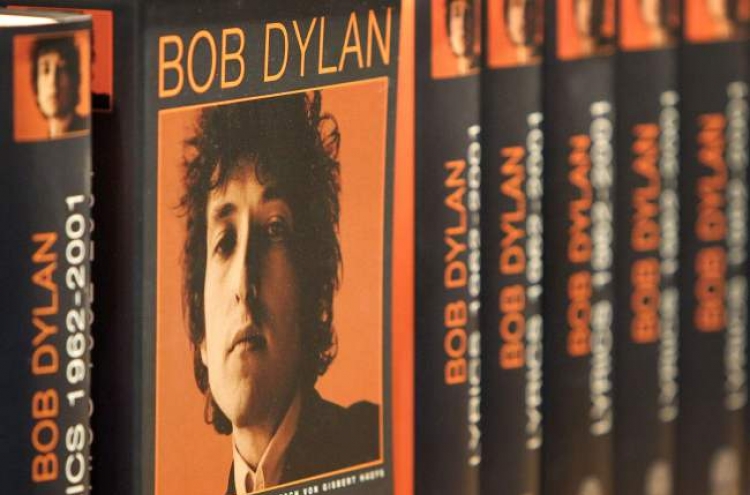 Nobel academy member calls Bob Dylan's silence 'arrogant'