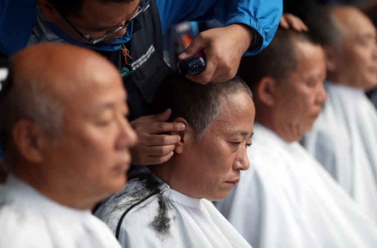 [From the scene] Ordinary Koreans stage sit-in to protect deceased farmer’s body