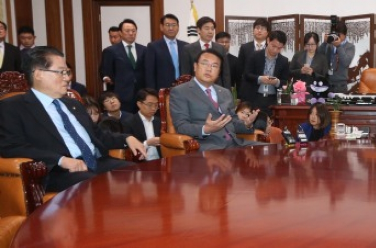 Saenuri leaders refuse to resign