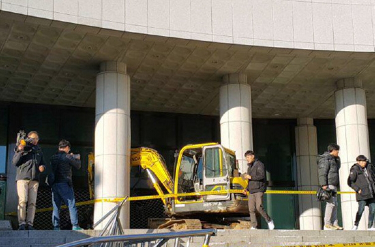 Excavator rams into prosecutors' office, injures security officer